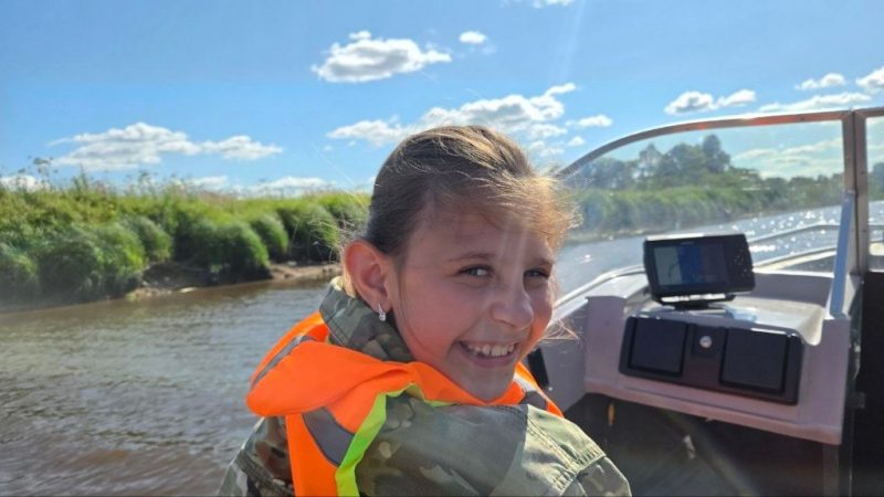 Девочка в жилете на водной прогулке по реке Яуза