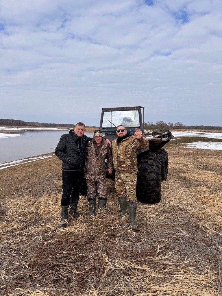 Группа у вездехода «Каракат» перед маршрутом