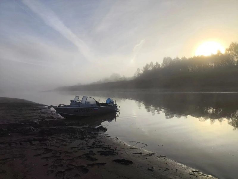 Лодка у берега реки Яуза на рассвете в тумане, Власьево, Гагаринский район