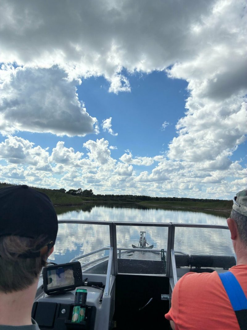 Моторная лодка на реке Яуза у Вазузского водохранилища