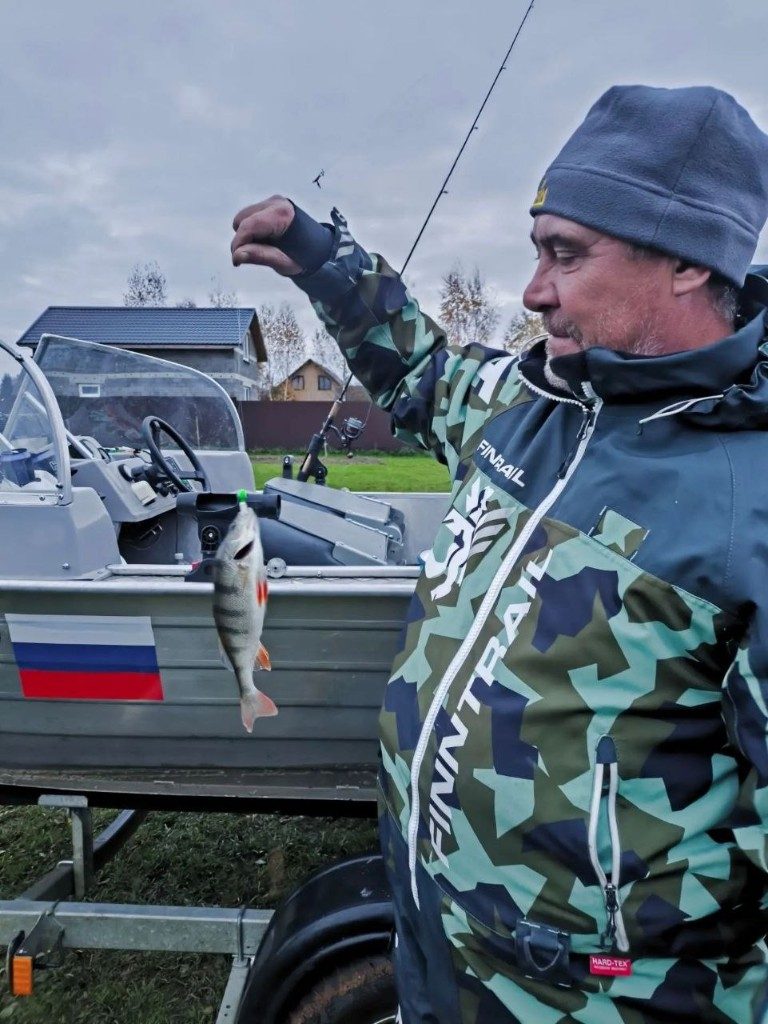 Окунь у алюминиевой лодки после рыбалки во Власьево, Гагаринский район
