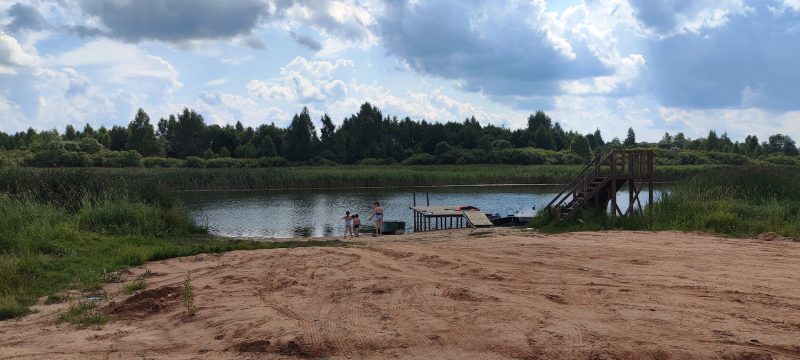 Песчаный пляж, пирс и смотровая площадка у воды