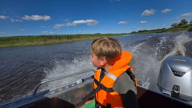 Прогулка на моторной лодке по Яузе — брызги и камыши