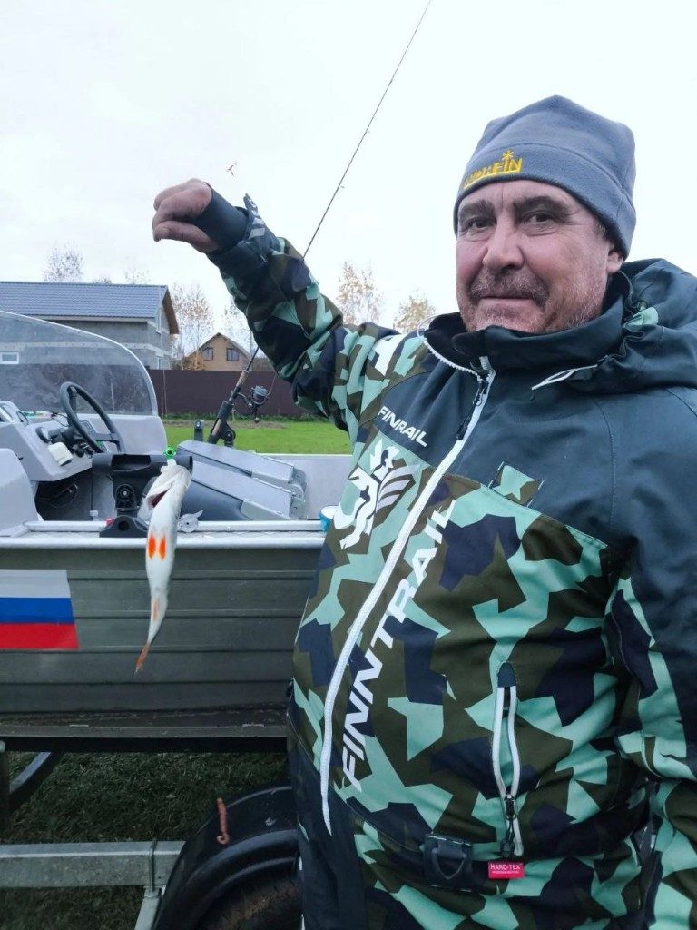 Рыбак с окунем у лодки на реке Яуза во Власьево, Гагаринский район
