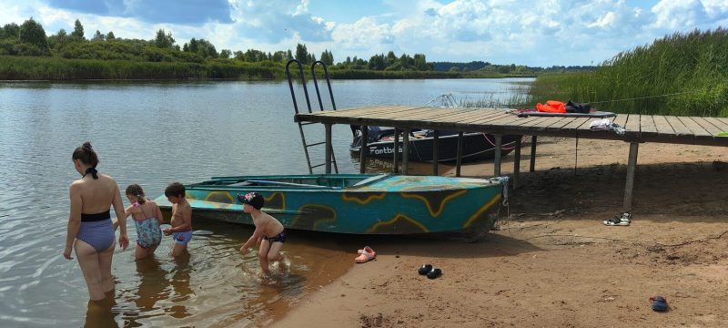 Семья с детьми у пирса и лодки во Власьево