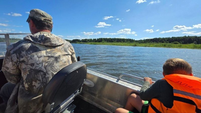 Семейная прогулка на моторной лодке по реке Яуза