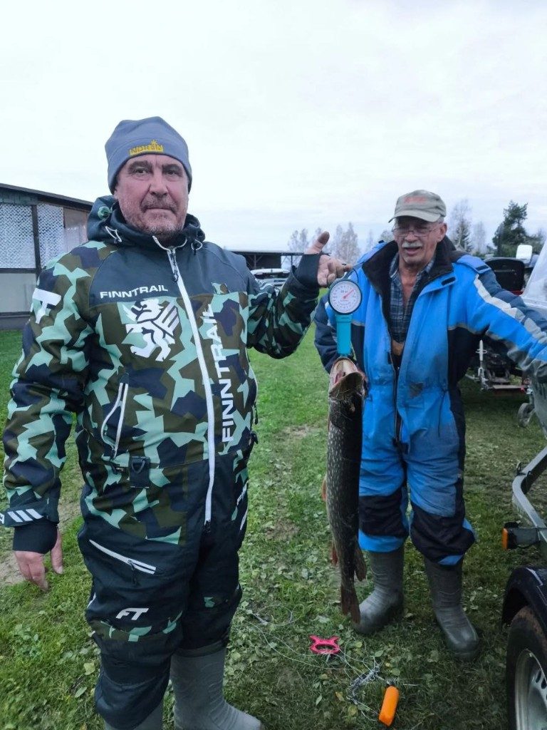 Двое рыбаков со щукой на весах во Власьево, Гагаринский район