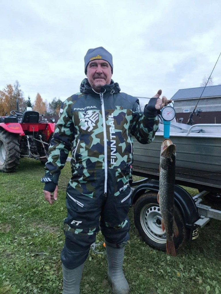 Щука на весах после рыбалки на реке Яуза во Власьево, Гагаринский район