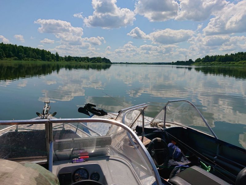Вид с моторной лодки на зеркальную воду Яузы во Власьево